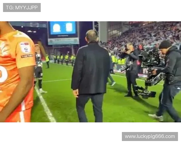 兰帕德率考文垂主场捧杯谢球迷